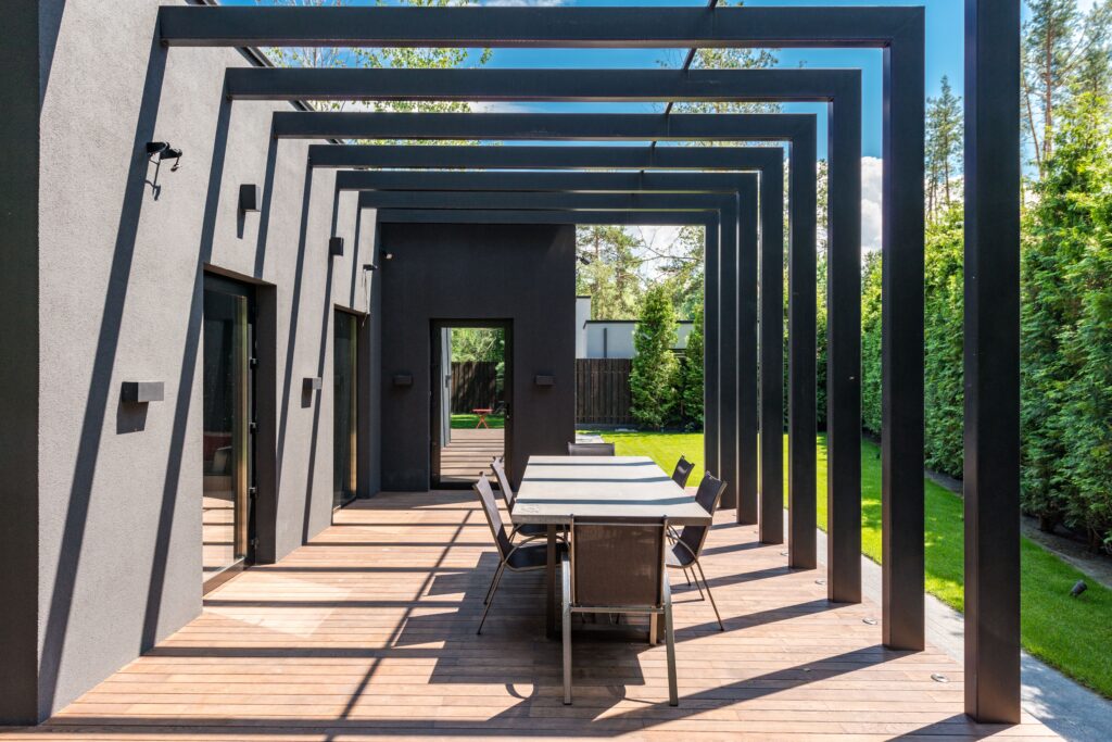Aménagement extérieur à Saint-Priest : pergola, carport et terrasse sur mesure