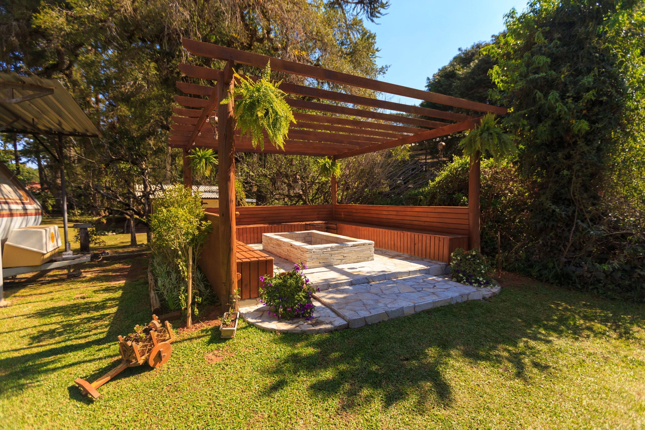 Structure en bois dans un jardin aménagé, pergola et espace couvert extérieur