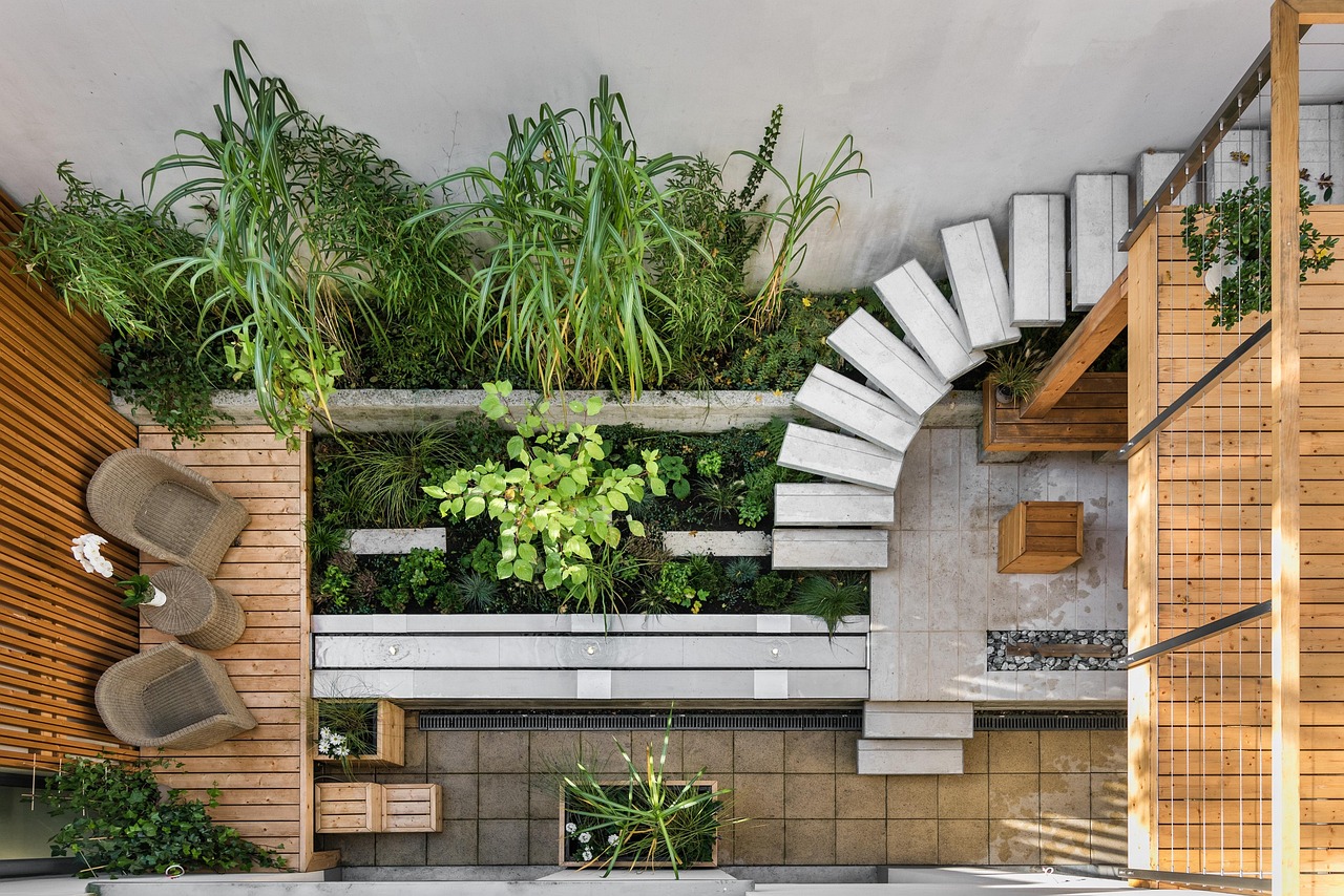 Terrasse bois composite dans un jardin contemporain avec aménagement paysager